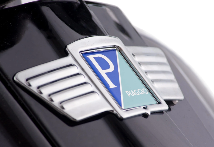 Kaskadenzierflügel für eckiges PIAGGIO Emblem, Mark I, für Vespa, Kunststoff, chrom