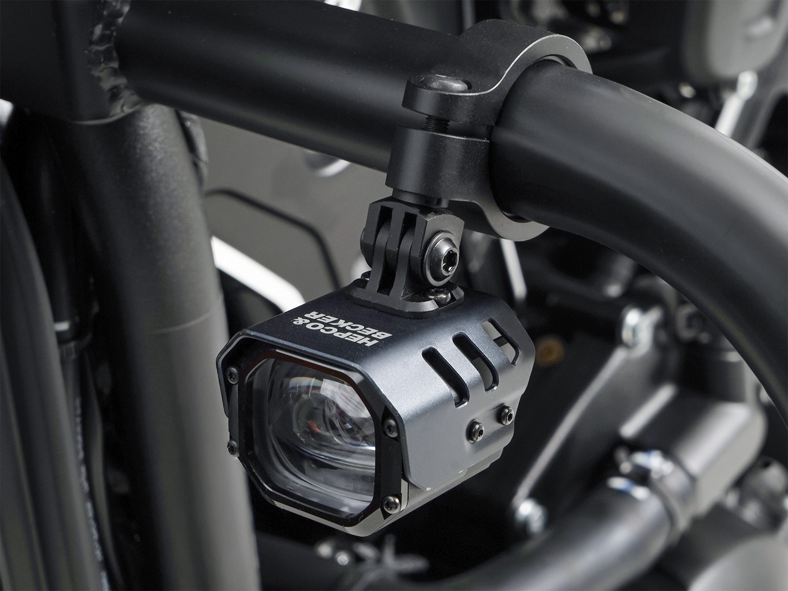 LED Zusatzscheinwerfer Nova inkl. Universalbefestigung für Röhre Ø25-32mm Hepco & Becker
