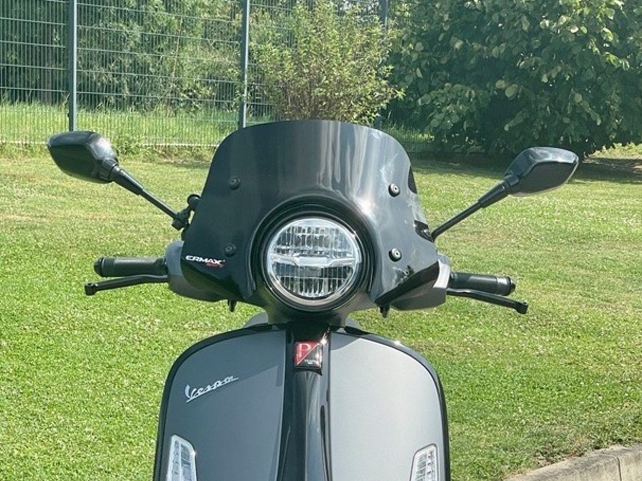 Windschild ERMAX Piccolo H 300 mm für Vespa GTS/​GTS Super/​GT L (-22), schwarz