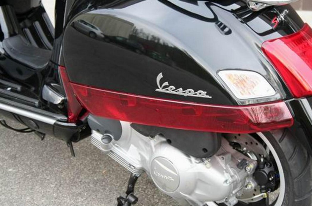 Seitenverkleidung links/rechts für Vespa GTS/​GTS Super/​GTV 125-300ccm, rot transparent