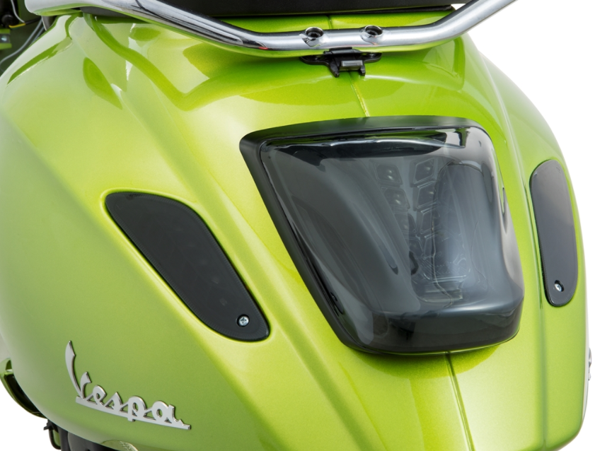 Rücklicht MK II getönt für Vespa Primavera/​Sprint 50-150ccm, Rand - schwarz matt