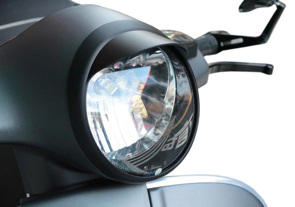 Lampenring für Vespa GTS/​GTS Super/​GT/​GT L 125-300ccm, schwarz matt