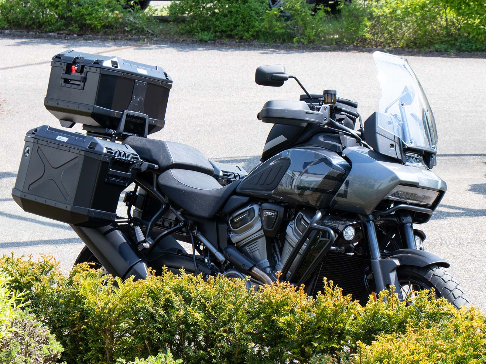 Kofferträgerset Cutout inkl. Kofferset Xplorer Cutout schwarz für Harley Davidson Pan America (21-)