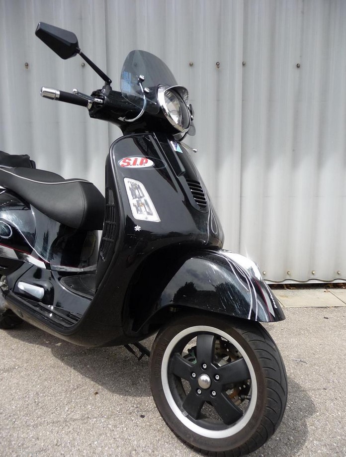 Monoschlitzrohr Beinschild, links für Vespa GTS/​GTS Super/​GTV/​GT 125-300ccm (- '19), schwarz matt