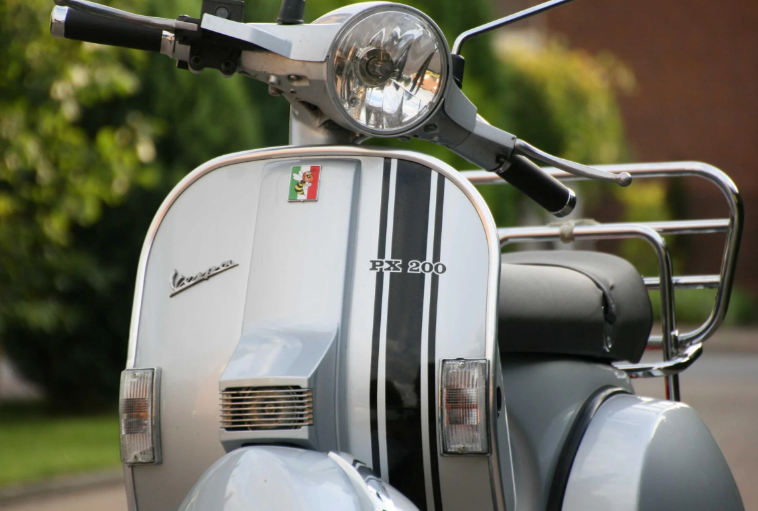 Vespa Emblem "wütende Wespe" 4-Eck Kaskade, grün/weiß/rot