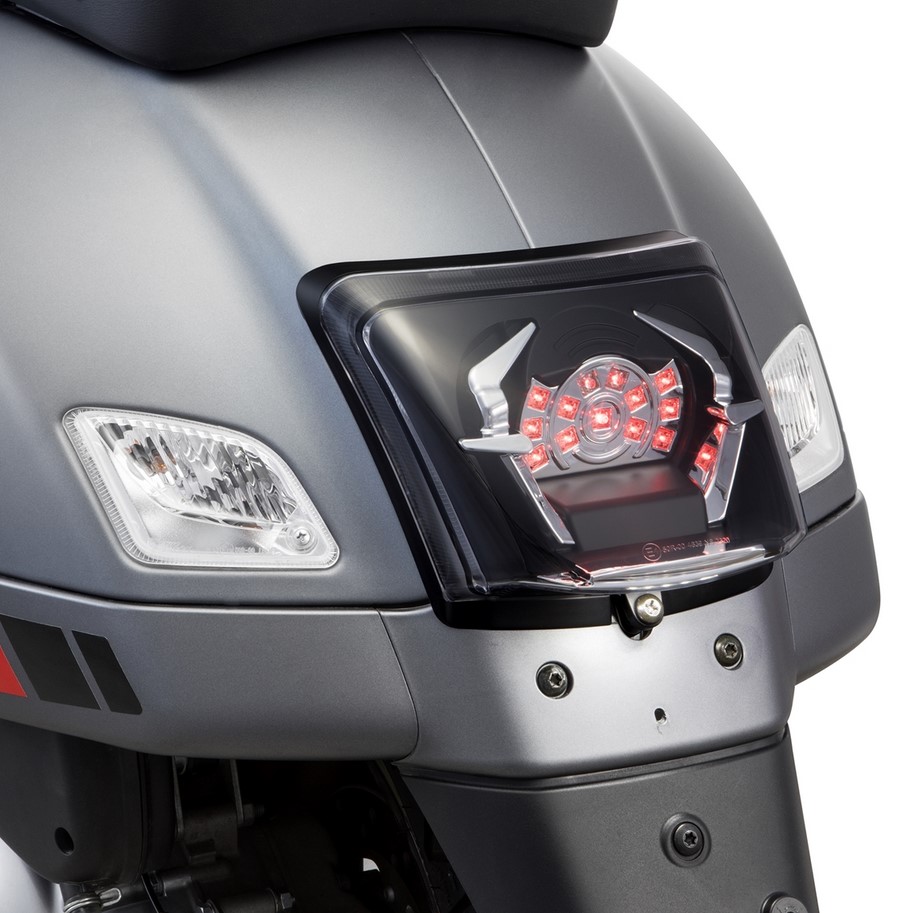 Rahmen Rücklicht Conversion für Vespa GTS/​GTS Super/​GTV 125-300ccm ('14-'18), schwarz glänzend