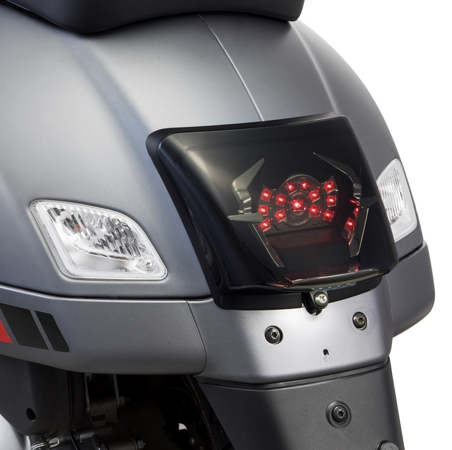 Rahmen Rücklicht Conversion für Vespa GTS/​GTS Super/​GTV 125-300ccm ('14-'18), schwarz glänzend