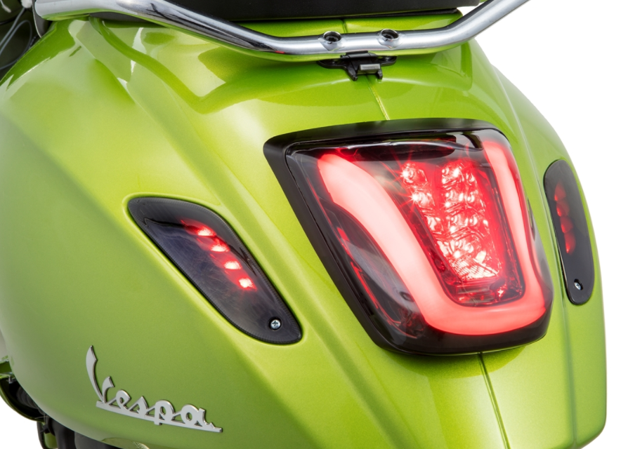 Rücklicht MK II getönt für Vespa Primavera/​Sprint 50-150ccm, Rand - schwarz matt