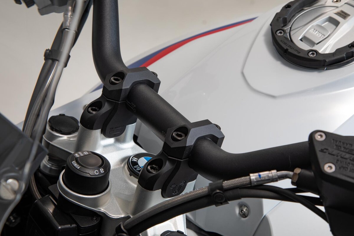 SW-Motech Lenkerverlegung, schwarz, H=32 mm, Verlegung um 25 mm für BMW S 1000 XR
