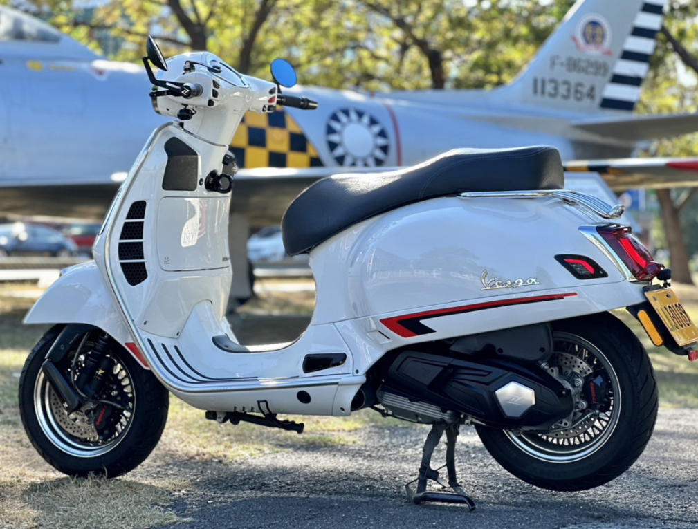 Lufteinlass Variodeckel ZELIONI für Vespa GTS/​GTS Super/​GTV HPE 300ccm, schwarz matt