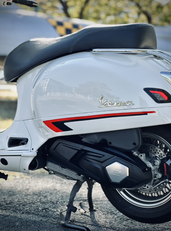 Lufteinlass Variodeckel ZELIONI für Vespa GTS/​GTS Super/​GTV HPE 300ccm, schwarz matt