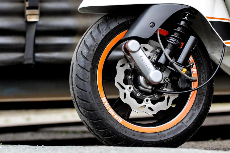 Stoßdämpfer "Black Edition" vorne für Vespa GTS/​GTS Super/​GTV/​GT 60/​GT/​GT L, schwarz