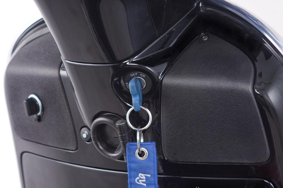 Gepäckfachblende links mit 12V Zigarettenanzünder für Vespa GTS/​GTS Super/​GTV/​GT, schwarz