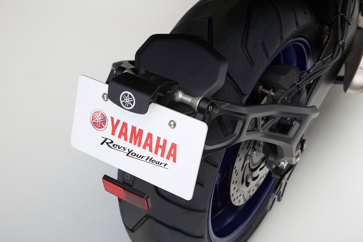 Kennzeichenhalter an Schwinge Original Yamaha Niken