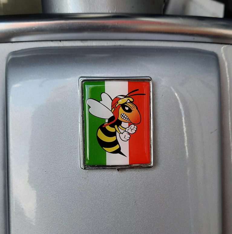 Vespa Emblem "wütende Wespe" 4-Eck Kaskade, grün/weiß/rot