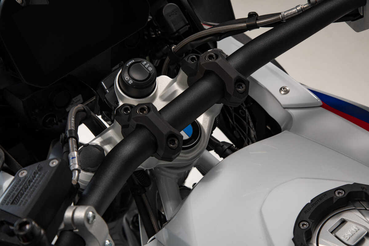 SW-Motech Lenkerverlegung, schwarz, H=32 mm, Verlegung um 25 mm für BMW S 1000 XR