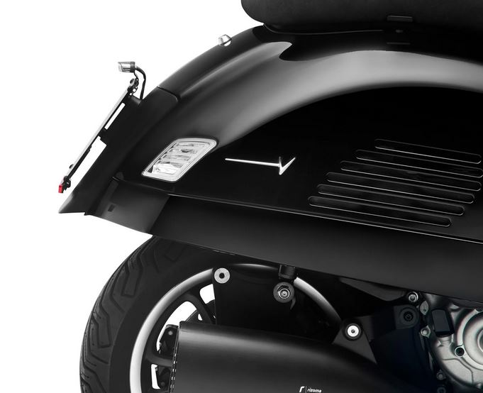 Schriftzug RIZOMA Seitenhaube für Vespa GTS/​GTS Super/​GTV, silber