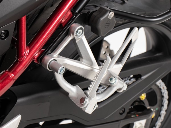 Soziusfussrasten Verlegung silber für Honda CB 750 Hornet (23-)